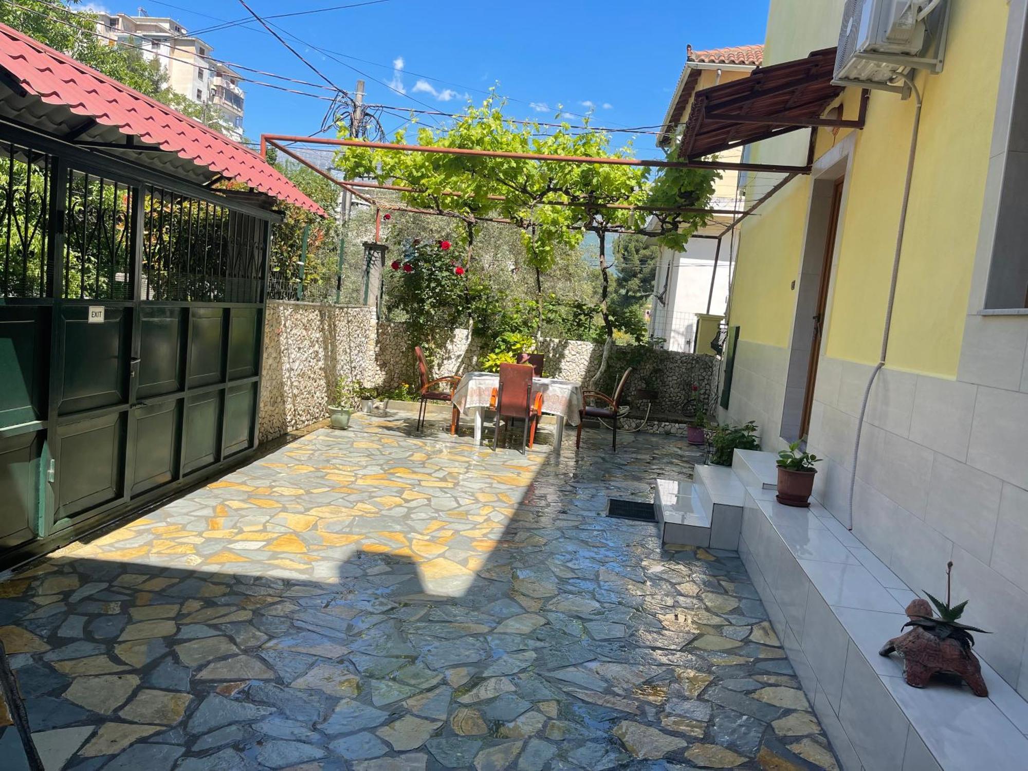Artur'S Apartment 2 Gjirokastër Eksteriør bilde